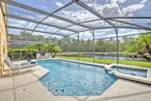 Πισίνα στο ή κοντά στο 426 - Beautiful 4 Bed Lake View Villa with South Facing Pool, Spa and Deck