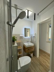 une salle de bain avec toilettes et lavabo dans l'établissement Seeurlaub Haus Antonia, à Ferch