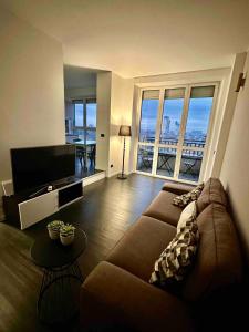 ミラノにあるAmazing Skyline Apartment, Breraのソファと薄型テレビのあるリビングルーム