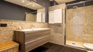 ミラノにあるAmazing Skyline Apartment, Breraの洗面台とシャワー付きのバスルーム