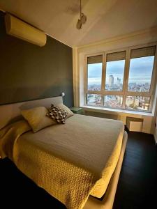 ミラノにあるAmazing Skyline Apartment, Breraのベッドルーム1室(ベッド1台付)が備わります。