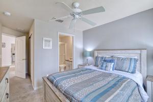 Ένα ή περισσότερα κρεβάτια σε δωμάτιο στο 426 - Beautiful 4 Bed Lake View Villa with South Facing Pool, Spa and Deck +37 φωτογραφίες