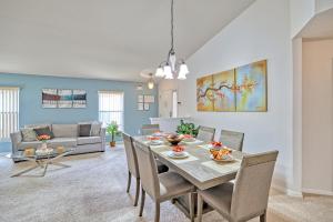 Χώρος καθιστικού στο 426 - Beautiful 4 Bed Lake View Villa with South Facing Pool, Spa and Deck