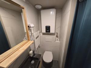 Un baño pequeño con inodoro y lavabo. en 2G- Studio tout équipé avec cuisine proche Paris, en Issy-les-Moulineaux 12 fotos más
