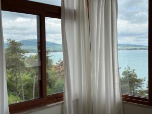 Habitación con ventana con vistas al agua en Апартамент Созополски Залез, en Sozopol
