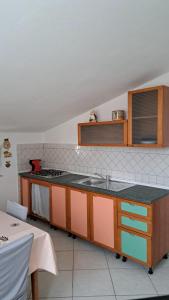 a kitchen with a sink and a counter top at Casa del Sole - Trilocale con giardino in Carbonia