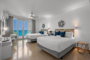 Ένα ή περισσότερα κρεβάτια σε δωμάτιο στο Condado Lagoon by Otium +170 φωτογραφίες