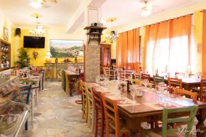 Una televisión o centro de entretenimiento en Da Castruccio degli Antelminelli