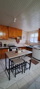 Η κουζίνα ή μικρή κουζίνα στο So-neez Upstairs apt