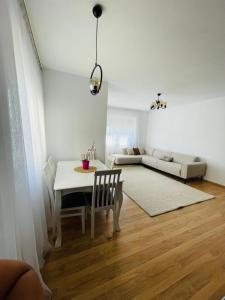 Khu vực ghế ngồi tại Urban Nest Prishtina