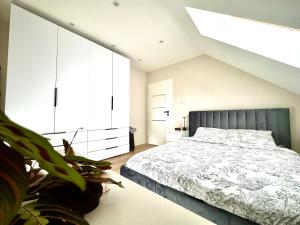 Ένα ή περισσότερα κρεβάτια σε δωμάτιο στο Dom przy Żurawiej