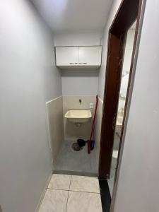 a small bathroom with a sink and a mop at Estúdio 101 - 10 minutos da rodoviária e aeroporto in Brasilia