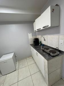 a small kitchen with a sink and a stove at Estúdio 101 - 10 minutos da rodoviária e aeroporto in Brasilia