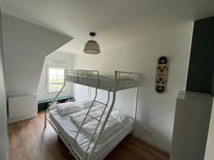 a bedroom with a bunk bed in a room at O'Pale House proche Touquet in Camiers
