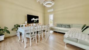 Un comedor con una mesa y sillas y un sofá. en Appartamento VerdeVigna, en Rignano sullʼArno