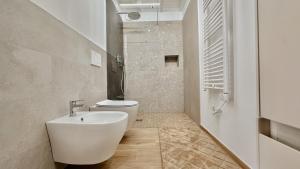 Un baño con lavabo blanco y inodoro. en Appartamento VerdeVigna, en Rignano sullʼArno 27 fotos más