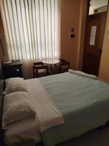 a bedroom with a large bed and a window at Aeropuerto vip in Huanchaco +7 photos