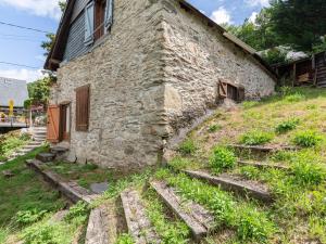 una vecchia casa in pietra con gradini che conducono ad essa di Charmante grange rénovée pour 8 pers. à Aneran - FR-1-695-80 a Anéran-Camors