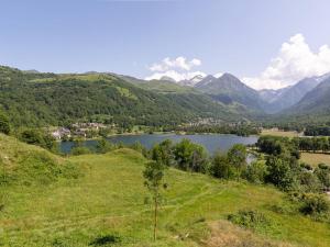 una vista di un lago in una valle con montagne di Charmante grange rénovée pour 8 pers. à Aneran - FR-1-695-80 a Anéran-Camors Altre 6 foto
