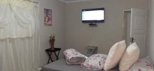 Ένα ή περισσότερα κρεβάτια σε δωμάτιο στο Encome Guest House