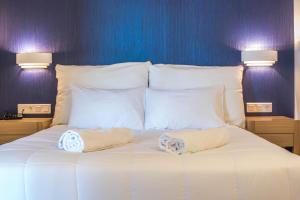 Een bed of bedden in een kamer bij Pal Beach