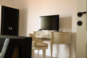 a television sitting on top of a desk with a chair at Konac Regesc in Eforie Sud
