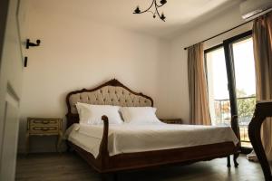 a bedroom with a bed with a large window at Konac Regesc in Eforie Sud