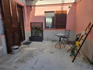 a patio with a table and chairs in a building at Cà Fiamma 3 in Casale Monferrato