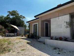 a small house with a patio and a table at Apartman Franka in Labin