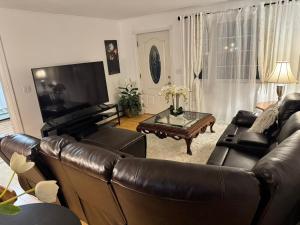 罗克兰Jenoalli的配有皮沙发和咖啡桌的客厅