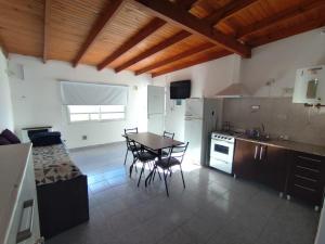 a kitchen with a table and chairs in a room at Monoambiente San Antonio Oeste in San Antonio Oeste