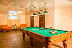 a living room with a pool table in a room at Guesthouse Suzdalskiy Hutor in Suzdal