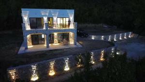 佩特罗瓦纳莫鲁Maginja的夜晚有灯光的空中景色