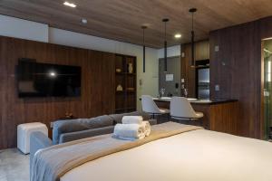 een slaapkamer met een bed en een woonkamer bij Edifício New Time Apto 1406-Mandi Hospitalidade in Maceió