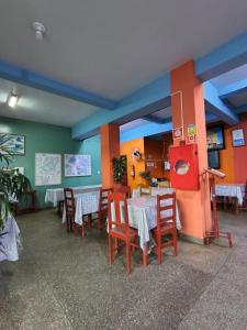 a restaurant with tables and chairs in a room at Hotel Jardim Goiás in Rio Verde