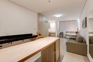 Uma área de estar em Allia Gran Pampulha Suites