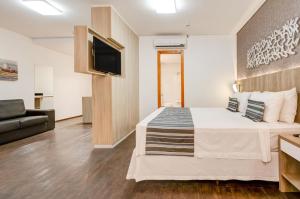Cama ou camas em um quarto em Allia Gran Pampulha Suites