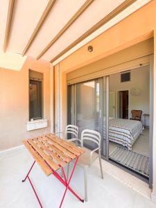 En eller flere senge i et værelse på eucalyptus--top floor beachfront apartment + 32 billeder