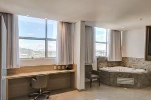 Uma área de estar em Allia Gran Pampulha Suites