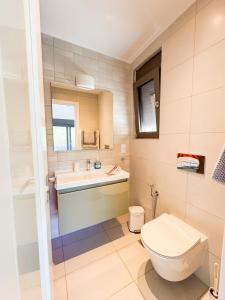 Et badeværelse på eucalyptus--top floor beachfront apartment