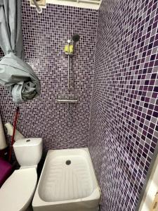 Ένα μπάνιο στο Cozy Furnished Studio near Paris, Quiet & Well-Located in Taverny
