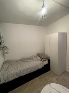 Ένα ή περισσότερα κρεβάτια σε δωμάτιο στο Cozy Furnished Studio near Paris, Quiet & Well-Located in Taverny