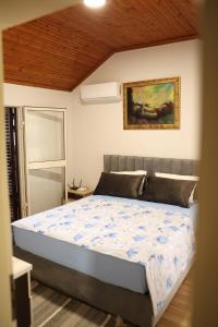 Ένα ή περισσότερα κρεβάτια σε δωμάτιο στο Villa in Qerret - 100 m from the beach