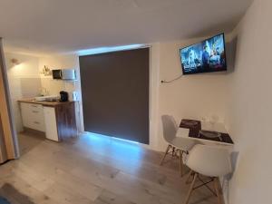 Studio avec terrasse et vue mer的厨房或小厨房