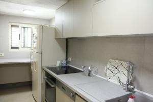 Η κουζίνα ή μικρή κουζίνα στο Villa in Qerret - 100 m from the beach +51 φωτογραφίες