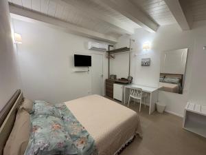 een slaapkamer met een bed en een bureau met een computer bij Scossicci Del Sole in Loreto