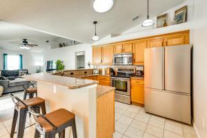 Kuchyň nebo kuchyňský kout v ubytování Palm Coast Comfort Family Home with Lanai, Big Yard