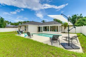 Bazén v ubytování Palm Coast Comfort Family Home with Lanai, Big Yard nebo v jeho okolí