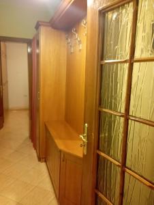 baño con armario de madera y puerta en E&B Cosy Apartment 4, en Tirana