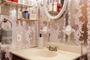 a bathroom with a sink and a mirror at 3BR Home - Free Parking-WiFi Kitchen Laundry-Kids Friendly-Near DC & Downtown & Metro-Patio & Deck in Falls Church +28 photos